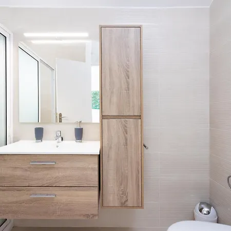 Two 250m From Americas Апартаменты