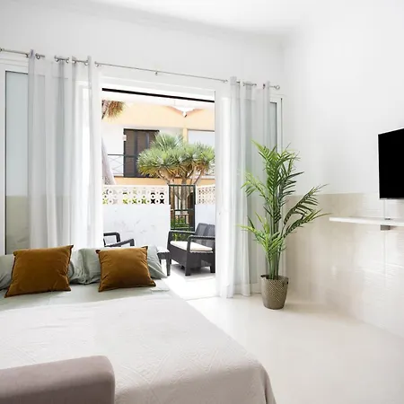 Two 250m From Americas Appartement